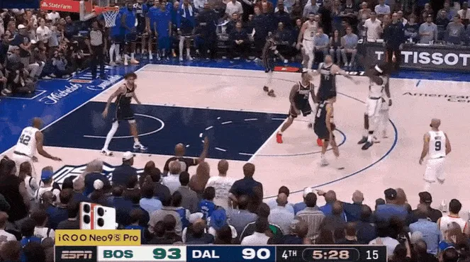 转折点！最后一节 分差仅剩3分 当小牛队反击时 基德叫了暂停 东契奇对球不满意