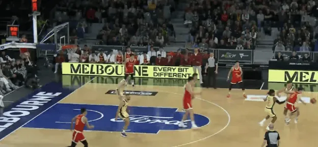 朱俊龙半场2投2中得到4分4篮板 王澜一1投1中得到3分1助攻