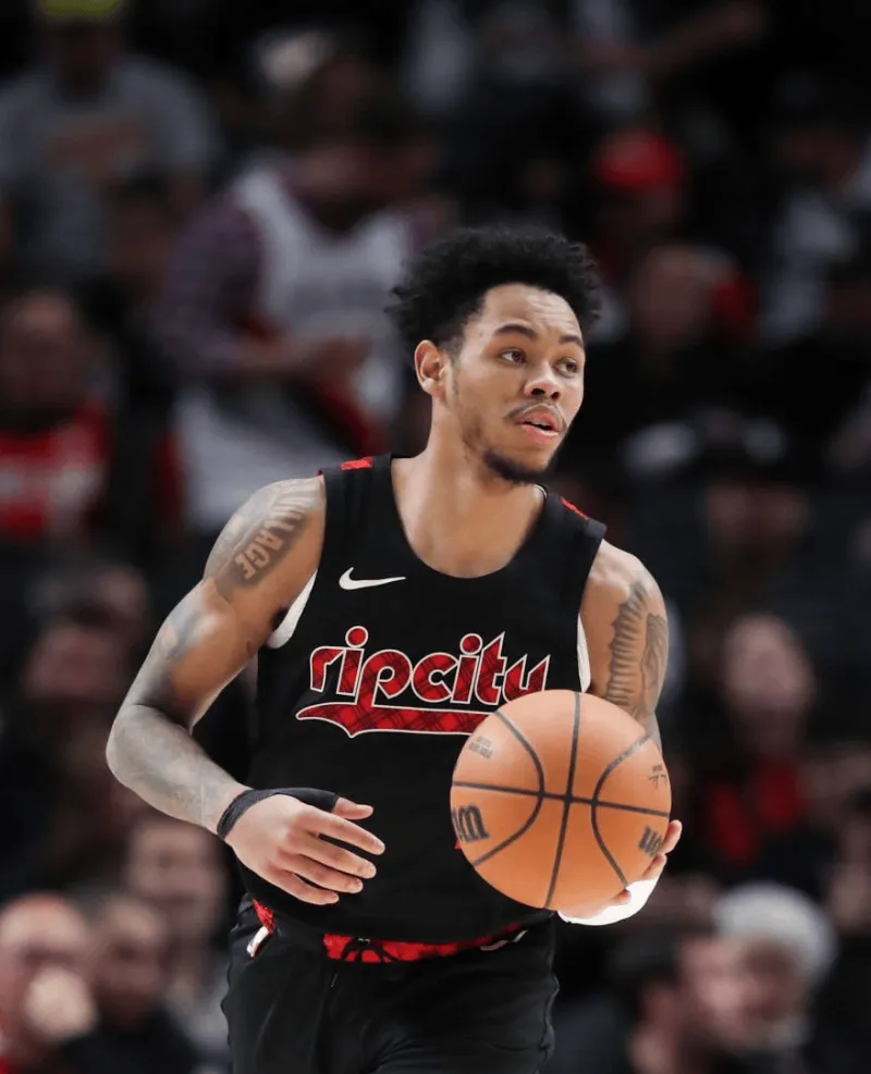 开拓者队记者：安芬尼·西蒙斯是交易市场上值得关注的名字