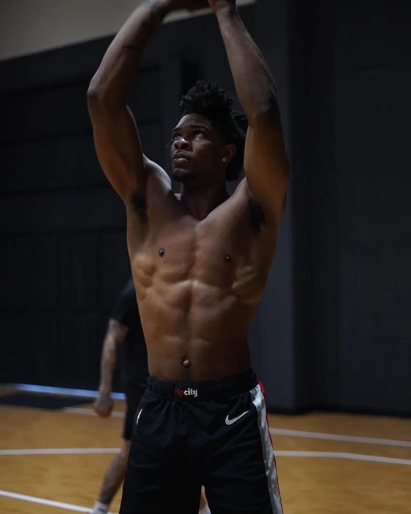 Scooter Henderson在Instagram上发布了一张近照 积极参加训练并展示了与他的赛车的合影