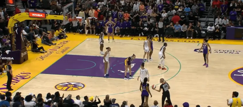 加时赛终结八连败！ WNBA：火花98-93 Ace 李月汝5分4篮板