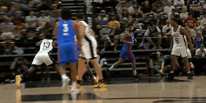 得分两次！迪昂再次尝试战斧劈砍 但再次被贝兹利挡出