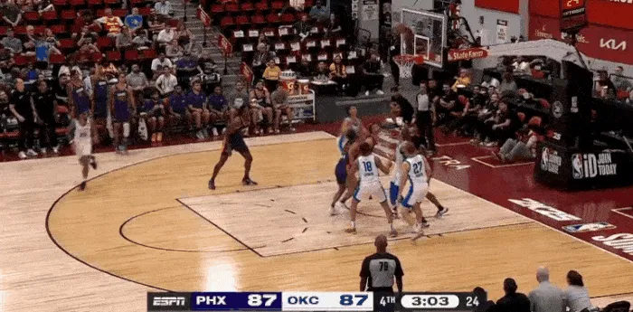 艰难！以赛亚·王篮下抢球得分 6投4中得到13分