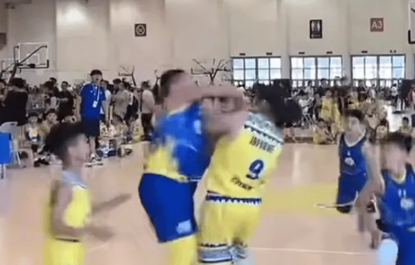 博主曝光了一支青年足球队踢球、肘击、窒息甚至殴打女球员的镜头