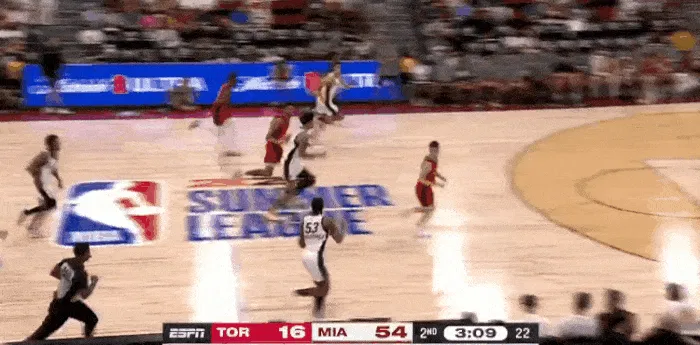 无情！斯威德反手上篮拿下13分 热火已经领先猛龙40分