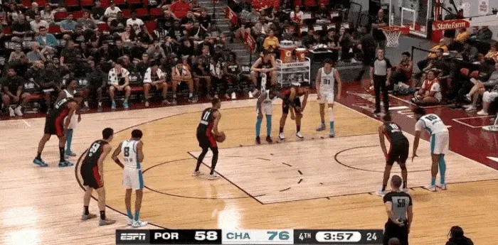 终于上线了！崔永熙在比赛还剩3分57秒时替补上场