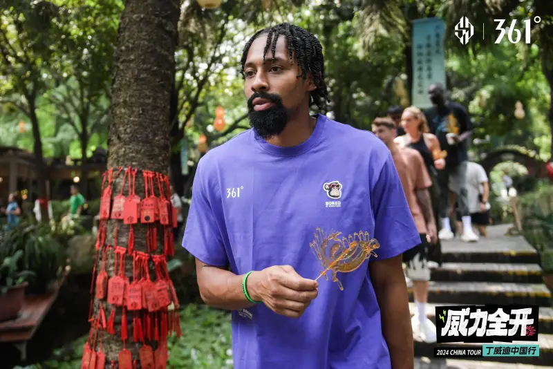 【中国旅行追踪】表情包惊喜！丁威迪在成都体验采耳朵等传统文化