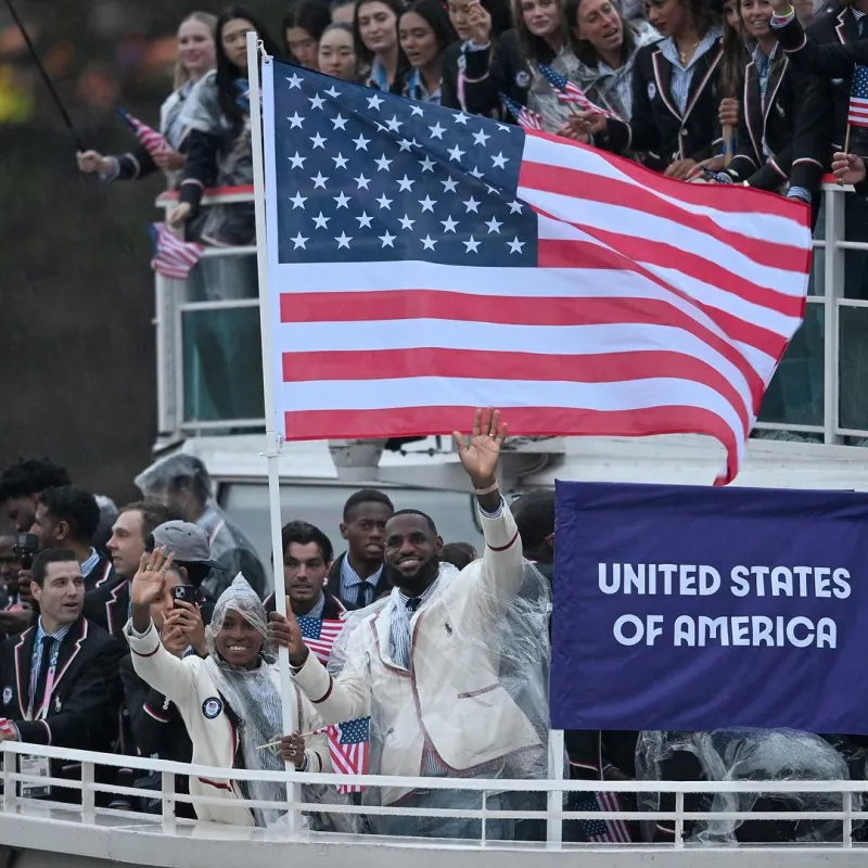 美国国旗手！巴黎奥运会官方晒出詹姆斯手持旗帜入场开幕式的照片